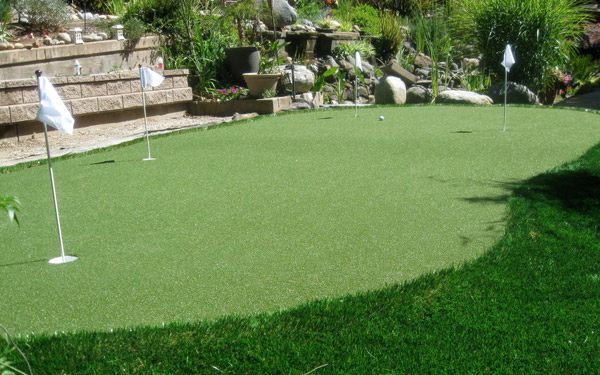 clovis putting green landscaped with synlawn