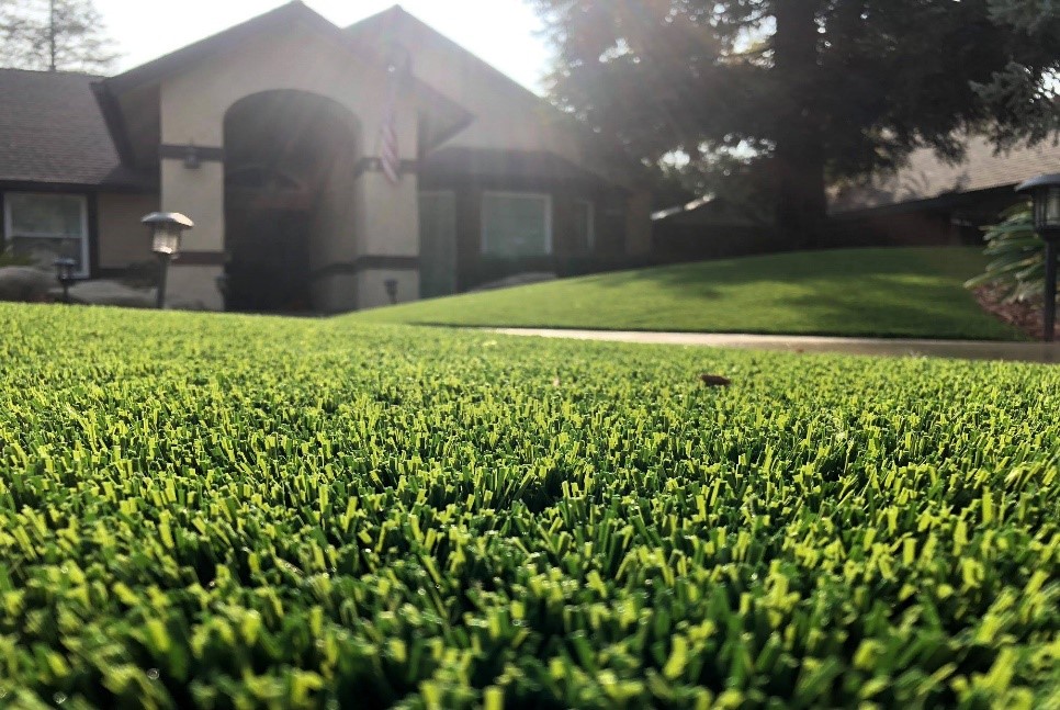 A Fresno home with SYNLawn’s synthetic turf looks lush on a sunny day!