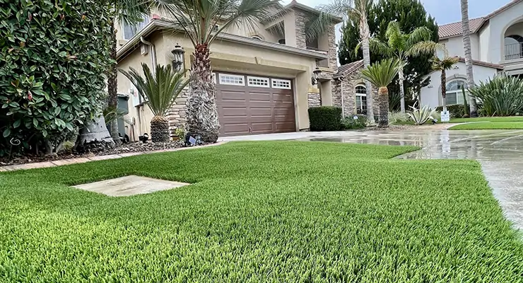 Artificial grass front yard installed by SYNLawn