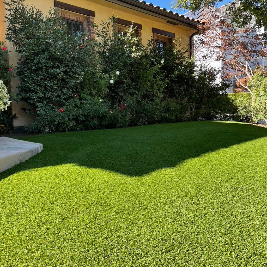 Artificial grass backyard installed by SYNLawn