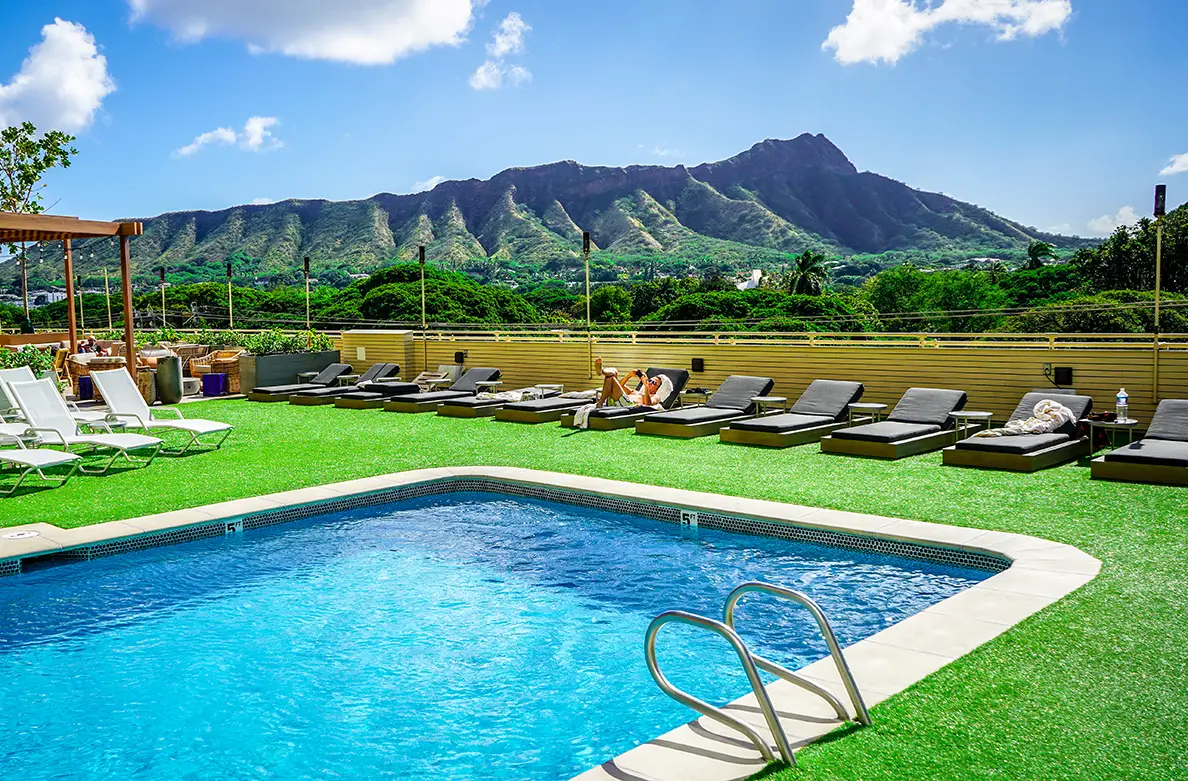 synlawn-ca-artificial-grass-hotel-installation-img-7